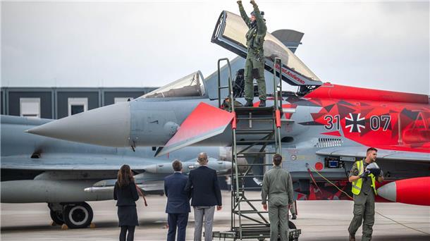 „Geiles Gefühl“ - Eurofighter landen wieder in Ostfriesland Geschwaderkommodore Björn Andersen landete den ersten Eurofighter in einer Sonderfolierung auf dem modernisierten Luftwaffenstützpunkt.