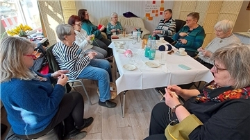 Gesellige Runde im Zuhör-Café: die Aktiven des Maschen-Treffs vom Stadtteilladen.