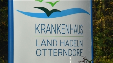 Stele mit der Aufschrift "Krankenhaus Land Hadeln Otterndorf"