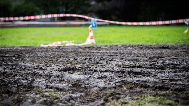 Regen, Wettkämpfe und Showreiten: Das sind die Elmloher Reitertage in Bildern Gesperrter Besucherparkplatz aufgrund der Witterungsverhältnisse.