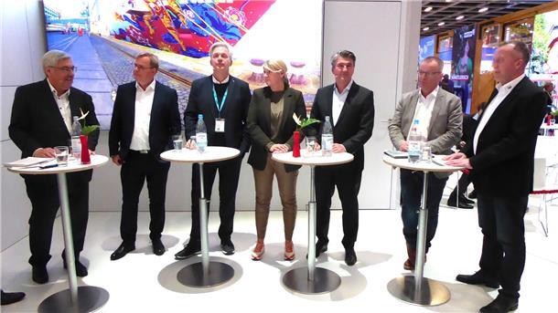 Gespräche über Kreuzfahrten in Bremerhaven (von links): OB Melf Grantz, Hans-Jörg Kunze (AIDA), Michael Schulze (Phoenix Reisen), Daniela Hensel-Ettlin (TUI Cruises), Guido Laukamp (Nicko Cruise), Jörg Eichler (A-Rosa Flusskreuzfahrten) und Jörg Gövert (SE-Tours).