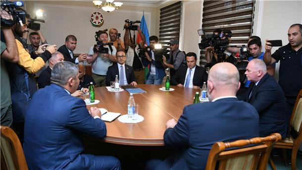 Bericht: Kampfverbände von Berg-Karabach werden aufgelöst Gespräche zwischen Vertretern der armenischen Gemeinschaft von Berg-Karabach, der aserbaidschanischen Regierung und des russischen Friedenskontingents.