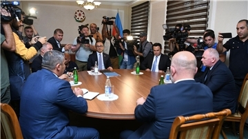 Gespräche zwischen Vertretern der armenischen Gemeinschaft von Berg-Karabach, der aserbaidschanischen Regierung und des russischen Friedenskontingents.