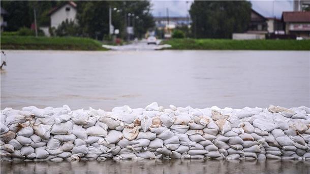 Weiter Erdrutschgefahr in Slowenien und Österreich Gestapelte Sandsäcke sind im kroatischen Zabreb nach starken Regenfällen von Hochwasser umgeben.