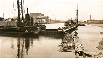 Gestern: Bis in die 1960er Jahre hinein hatte der Alte Hafen noch seine ursprüngliche Breite. Ab Anfang 1966 wurde das Becken zugeschüttet. Heute steht nur noch der ehemalige Getreidespeicher.