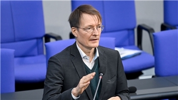 Gesundheitsminister Karl Lauterbach sichert Krankenhäusern und Pflegeheimen in der Energiekrise Unterstützung zu.