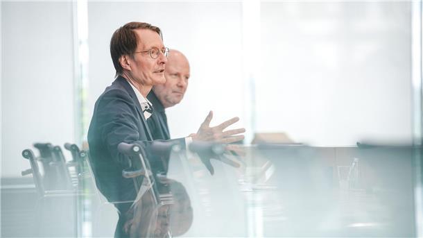 Gesundheitsminister Lauterbach: „In dieser Erkältungs- und Grippesaison sollen besorgte Eltern nicht erneut vor leeren Apothekenregalen stehen.“