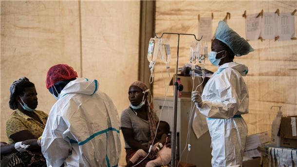 Gesundheitspersonal behandelt Cholera-Patienten im Januar im Bwaila-Krankenhaus in Malawi.