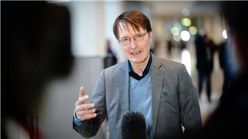 Gesundheitspolitiker Karl Lauterbach (SPD) hält eine Lockerung der Maskenpflicht für möglich, allerdings weiterhin mit Einschränkungen.
