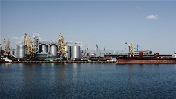 Russische Angriffe zielen auf ukrainisches Getreide Getreidelagerterminals im Seehafen von Odessa in der Ukraine.
