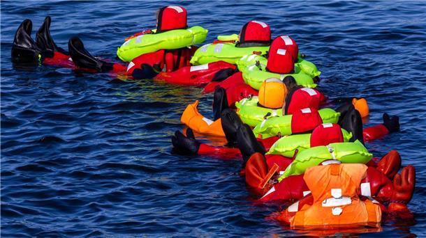 Angehende Astronauten paddeln für den Notfall Geübt wurde unter anderem, im Verbund in Überlebensanzügen zu schwimmen.