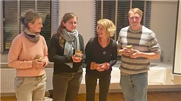 GEW-Vorsitzende Sabine Stahmann-Wruck (Zweite von rechts) bedankt sich bei den Referenten Sabrina Marten, Karen Buijs und Felix Weber.