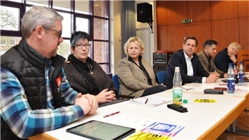 Gewerkschafter und Sozialdemokraten im Dialog (von links): Jochen Luitjens, Geschäftsführer der IG Metall Wesermarsch, Dorothee Koch, Geschäftsführerin der DGB-Region Oldenburg-Ostfriesland, die SPD-Landtagsabgeordnete Karin Logemann, Niedersachsens Wirtschschaftsminister Olaf Lies, der SPD-Bundestagskandidat Hamza Atilgan und der aus Nordenham stammende Landesvorsitzende der Gewerkschaft Erziehung und Wissenschaft (GEW), Stefan Störmer.