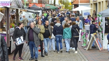Gewohntes Bild beim Bremervörder Ladenhütermarkt: Bereit ab dem Mittag schoben sich wahre Besuchermassen durch die Brunnenstraße und den Rest der Innenstadt.