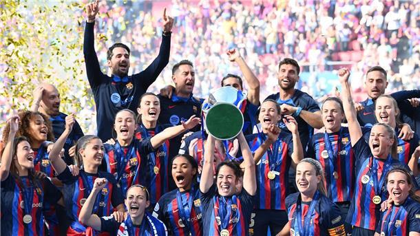 Gewohntes Bild: Jubelnde Barça-Spielerinnen mit Silberware.