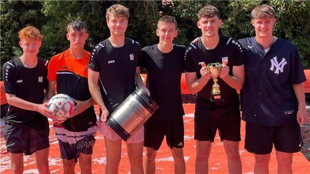 Gewonnen haben das Seifenfußball-Turnier (von links) Niklas Keiser, Connor Emmer, Bela Freese, Kilian Strieben und Melvin Horch mit ihrem Trainer Fynn Janßen.
