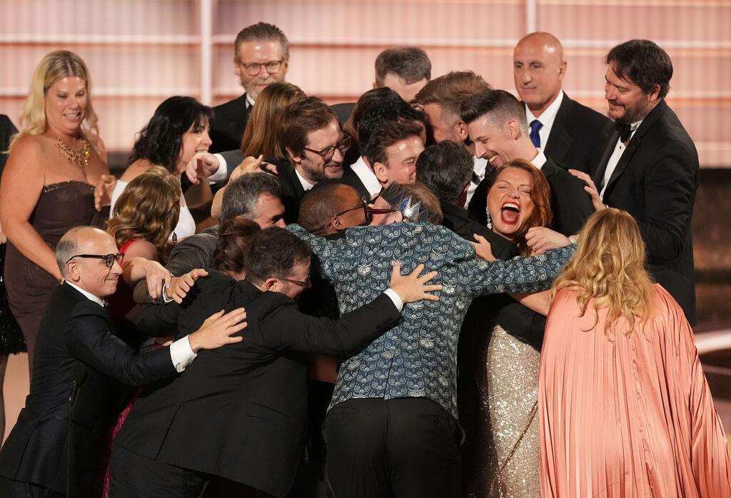 Hollywood feiert sich selbst: Emmy-Abräumer „The Studio“ Gewonnen! Stephen Colbert und sein Team von „The Late Show with Stephen Colbert“ im Siegestaumel.