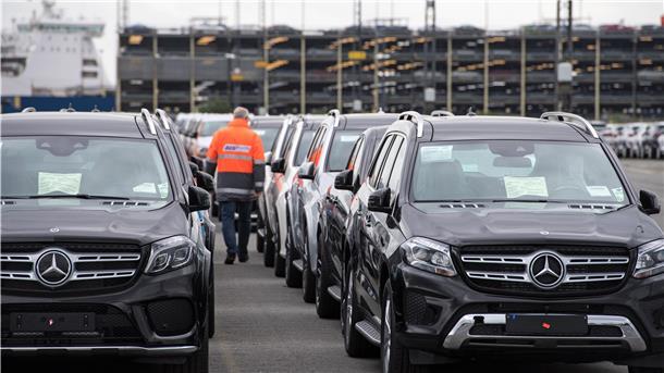Stellplatz im Hafen mit Reihen von Mercedes-SUV. 