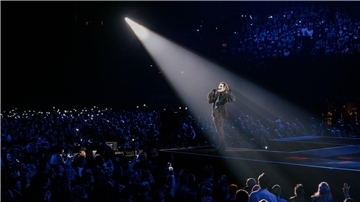 Ghost-Frontmann Tobias Forge in seiner Rolle als Papa Emiritus IV bei einem Konzert in Los Angeles 2023.