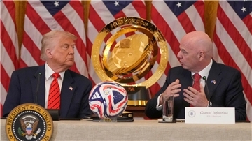 Gianni Infantino (r) verspricht eine großartige WM 2026. 