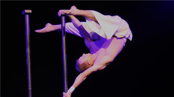 Gibt den fliegenden Menschen: Danila Marder ist deutscher Meister in der Handstand-Akrobatik.