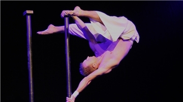 Gibt den fliegenden Menschen: Danila Marder ist deutscher Meister in der Handstand-Akrobatik.