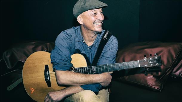 Gibt ein Wohnzimmerkonzert in Klein Meckelsen: Robert Carl Blank.