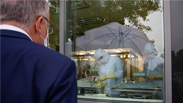 Gibt es bald einen weiteren Impfstoff gegen das Coronavirus? Niedersachsens Ministerpräsident Stephan Weil (SPD) hat sich die Arbeit im Herbst vergangenen Jahres in Cuxhaven – aus der Distanz – angeguckt.