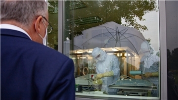 Gibt es bald einen weiteren Impfstoff gegen das Coronavirus? Niedersachsens Ministerpräsident Stephan Weil (SPD) hat sich die Arbeit im Herbst vergangenen Jahres in Cuxhaven – aus der Distanz – angeguckt.