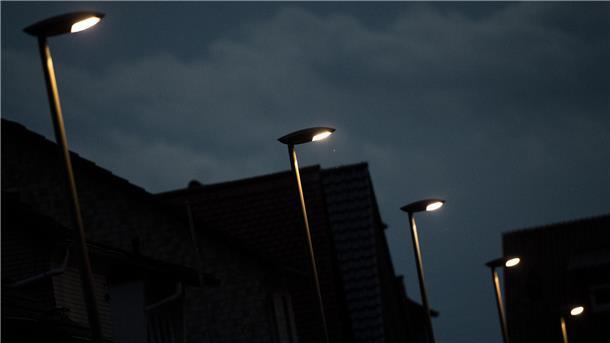 Mehrere LED-Straßenlampen.
