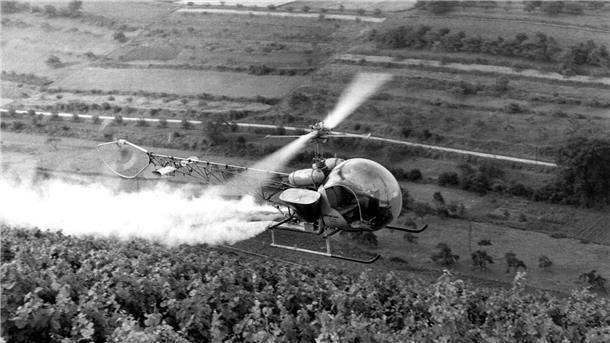 Gift aus feinen Düsen: Alte Fotos aus den 1950er Jahren zeigen Helikopter, die E 605 großflächig über rheinischen Weinbergen versprühen.