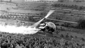 Gift aus feinen Düsen: Alte Fotos aus den 1950er Jahren zeigen Helikopter, die E 605 großflächig über rheinischen Weinbergen versprühen.