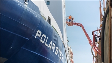 Man blickt auf die "Polarstern": Gigant im Trockendock: Die Polarstern ruht – bald geht es zurück in eisige Gewässer.