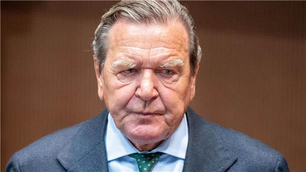 SPD-Ortsverein prüft Verzicht auf Ehrung von Altkanzler Gilt als enger Freund von Kremlchef Wladimir Putin und steht besonders seit Beginn des russischen Angriffskriegs gegen die Ukraine in der Kritik: Gerhard Schröder.