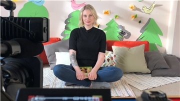 Gina Buchardt, Sozialpädagogin und Abteilungsleiterin Kita im Sternipark Hamburg, steht fast jeden Tag für die Wohnzimmer-Kita vor der Kamera.