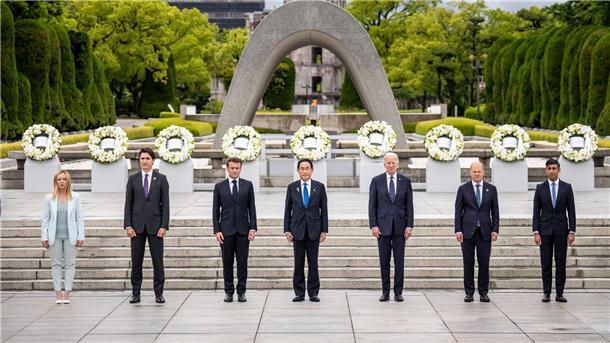 Selenskyjs wichtigste Reise Giorgia Meloni (l-r), Justin Trudeau, Emmanuel Macron, Fumio Kishida, Joe Biden, Olaf Scholz und Rishi Sunak im Friedenspark.