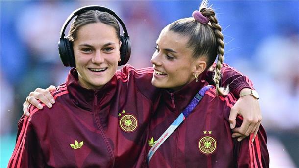 Zwei lächelnde Fußballerinnen