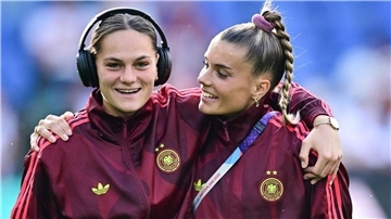 Zwei lächelnde Fußballerinnen