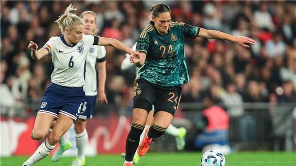 Eine Fußballerin geht in den Zweikampf mit einer Gegenspielerin. Es ist Nationalspielerin Giovanna Hoffmann aus Bremerhaven.