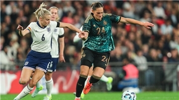 Eine Fußballerin geht in den Zweikampf mit einer Gegenspielerin. Es ist Nationalspielerin Giovanna Hoffmann aus Bremerhaven.