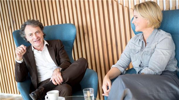 Giovanni di Lorenzo und Judith Rakers sind Gastgeber von „3nach9“, der dienstältesten Talkshow im deutschen Fernsehen. 