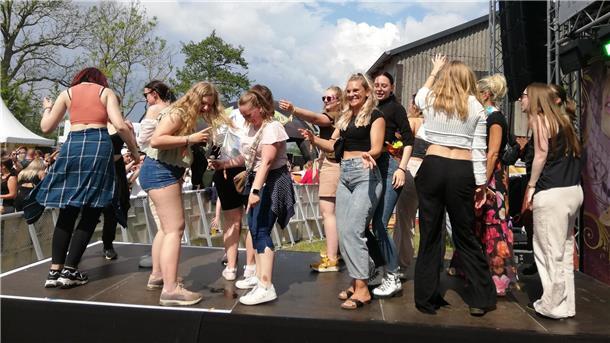 Frühtanz: So feiern die Menschen in Steinau und Lüdingwörth Girls just wanna have fun. Der Aufforderung des DJs sind die tanzwütigen Mädels gern gefolgt.