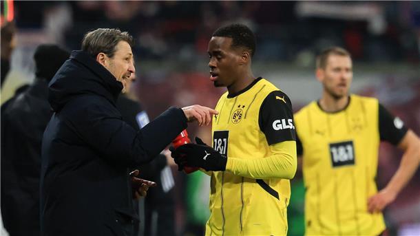 Ricken dementiert vorzeiten Wechsel von Gittens Gittens bleibt beim BVB.