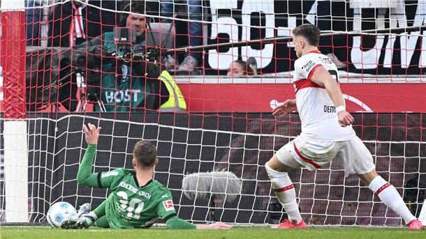 „Momentum“ weg: VfB patzt bei Jagd zurück in Königsklasse Gladbachs Nico Elvedi (l) spitzelt den Ball bei einer verunglückten Rettungstat ins eigene Tor.