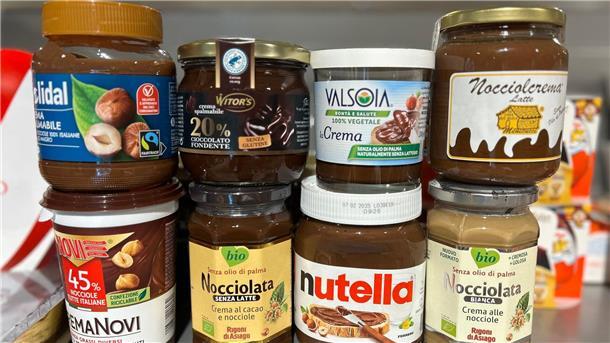 Die, der, das, mit oder ohne? Nutella wird 60 Gläser mit verschiedenen Nuss-Nougat-Aufstrichen in einem italienischen Supermarkt.