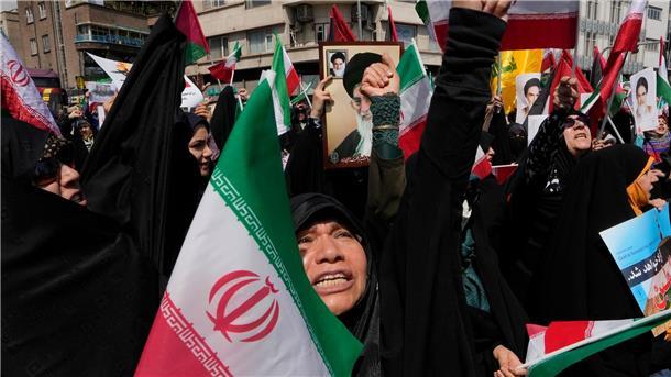 Mutmaßlich israelischer Angriff im Iran Gläubige skandieren Slogans während einer anti-israelischen Versammlung nach dem Freitagsgebet in Teheran. Nach dem mutmaßlich israelischen Angriff im Iran soll der Vorfall untersucht werden.