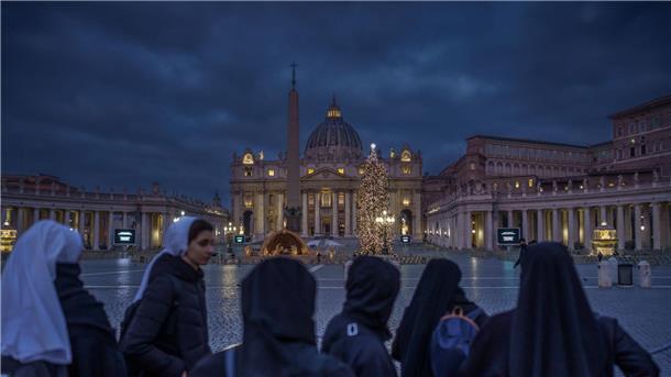 Emeritierter Papst Benedikt XVI. im Petersdom aufgebahrt Gläubige warten in den frühen Morgenstunden vor dem Petersdom, um sich von Benedikt XVI. zu verabschieden.