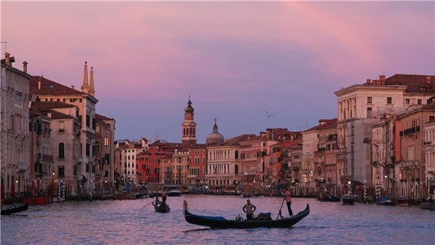 Bilder des Tages Glanz auf dem Canal Grande: Gondeln gleiten in den Sonnenuntergang