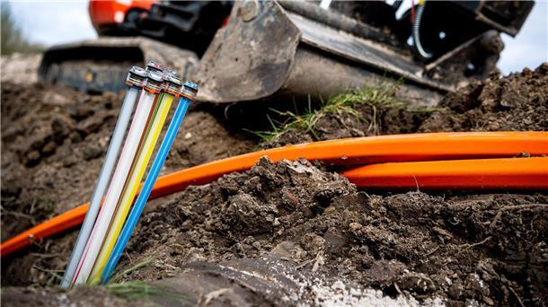 Jeder zweite Haushalt in Niedersachsen hat Glasfaser Glasfaserkabel liegen auf einer Baustelle.