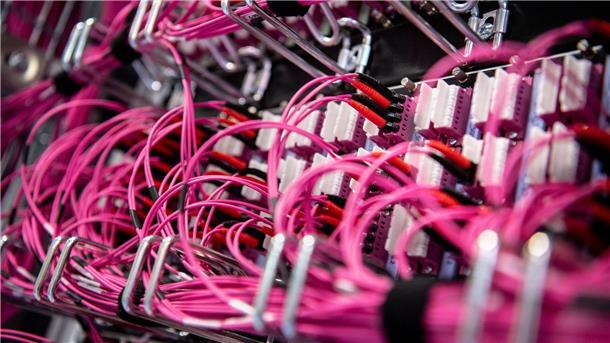 Niedersachsen bei Übung gegen Cyberangriffe dabei Glasfaserkabel stecken in einem Rechenzentrum vom bayerischen Landeskriminalamt (BLKA) in einem Netzwerk-Switch.